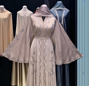 Abaya Modeste de Dubaï à Manches Longues Perlée et Pailletée, Traditionnelle, Faite à la Main, pour Mariage, en Polyester Respirant, Col en V – Grande Vente - Product Image 1