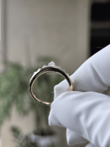 Bague en diamant de laboratoire taille poire 0,45 ct, design grappe graduée en or, sertissage à griffes avec accent rond, bijoux élégants pour femme - Product Image 3