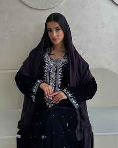 Ensemble de luxe 2 pièces AWAIS HOUSE pour femmes musulmanes, kaftan simple et élégant en mousseline unie perlée, longueur ras du sol, coupe trapèze, idéal pour les fêtes. - Product Image 3