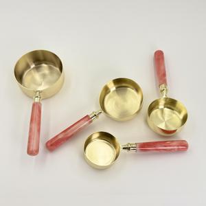 Juego de 4 piezas de tazas y cucharas medidoras de acero inoxidable con mango de resina y acabado PVD dorado, con escala, herramientas de cocina para hornear, suministro de fábrica - Product Image 3
