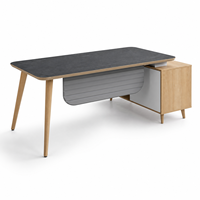 Bureau de direction moderne en forme de L avec plateau aspect pierre, pieds en bois inclinés et rangement latéral pour usage commercial