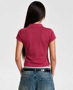 เสื้อโปโลแขนสั้นสีแดงเลือดหมูสำหรับผู้หญิงจาก One Ten Apparels ทรงครอปพอดีตัวพร้อมโลโก้ด้านหน้า - Product Image 2
