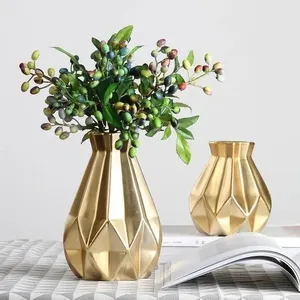 Vase décoratif en métal pour embellir les intérieurs de la maison, conçu pour des arrangements artistiques de fleurs séchées et de fleurs saisonnières - Product Image 4