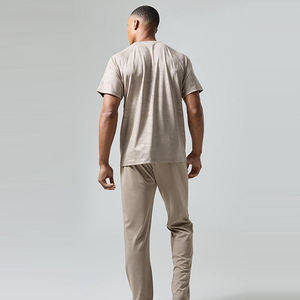 กางเกงจ็อกเกอร์ออกกำลังกายผู้ชายแบบขายส่ง สกรีนโลโก้ได้ตามต้องการ น้ำหนักเบา ผลิตจากโพลีเอสเตอร์ 100% ยืดหยุ่นได้ สวมใส่สบาย ทรงเข้ารูป มีกระเป๋าซิป - Product Image 3