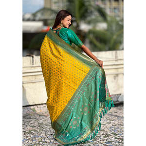 Sari Patola en soie douce jaune tissée Zari Elite Weaves avec des tissages Bandhani contrastants, vêtements indiens et pakistanais - Product Image 6