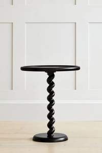 Table d'appoint en métal de construction impressionnante, fabriquée pour offrir à la fois une durabilité et une présentation attrayante - Product Image 5