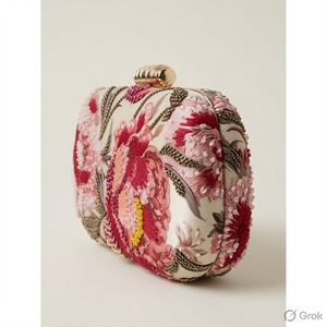 Pochette de soirée en satin brodée florale et perlée avec bandoulière et fermeture à rabat - Sac de soirée doublé en polyester - Product Image 2