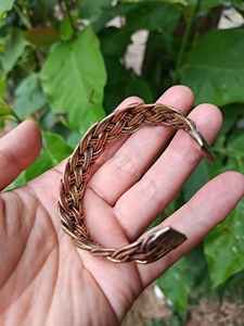 Bracelet en cuivre artisanal unique pour les amateurs de mode élégante, accessoires en cuivre métallique - Product Image 4