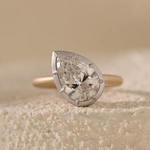 Bague pour femme en or jaune 14 carats avec diamant de laboratoire en forme de poire de 3 carats, finition mate et sertissage en or blanc, style tendance - Product Image 1