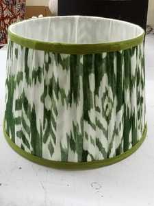 Abat-jour cylindrique en tissu vert à motif Ikat, style transitionnel, fait main, accessoire de lampe écologique - Product Image 6