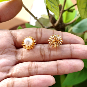 Pendientes delicados con perlas sintéticas redondas, resistentes al deslustre, con diseño de rayos de sol, de latón chapado en oro de 18k, joyería linda para mujer, regalos. - Product Image 4