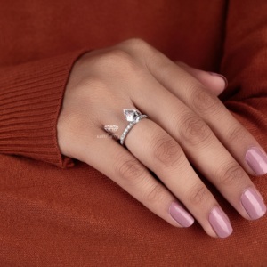 Bague de fiançailles de luxe en or blanc 14 carats avec diamant de laboratoire taille brillant serti pavé, motif croisé et halo caché, pour demande en mariage - Product Image 4
