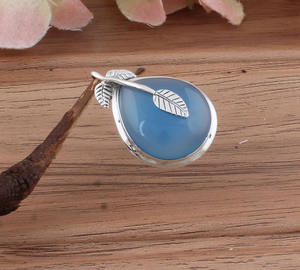 Charmes en chalcédoine aqua naturelle, feuilles, argent sterling 925, bijoux botaniques vintage, collier en pierre bleue, inspiré de la nature, vente en gros - Product Image 1