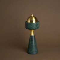 Porte-encens artisanal en marbre vert avec couvercle en laiton, base en pierre polie, accessoire fonctionnel artisanal