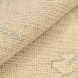 Tapis Oushak en laine noué à la main, à poils ras, pour usage domestique, aux motifs géométriques tribaux en médaillon, aux couleurs crème beige mat et gris ardoise doux - Product Image 1