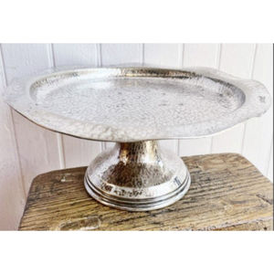 Support à gâteau classique en acier inoxydable martelé à la main avec poignée décorative en feuille d'or pour la présentation sur table lors de mariages et de fêtes - Product Image 2