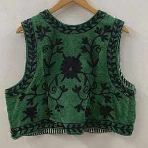 Gilet en velours vert Suzani brodé à la main, veste sans manches à motifs floraux, gilet tribal, cadeau pour elle, gilet sans manches pour l'hiver - Product Image 2