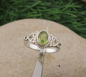 Anillo de Plata de Ley 925 con Peridoto Natural Hecho a Mano, Engaste en Bisel, Gema Verde Artesanal, Texturizado Único para Boda o Fiesta - Product Image 1