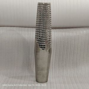 Jarrón decorativo de aluminio plateado para el hogar Macetas y macetas con textura de burbujas únicas - Product Image 1