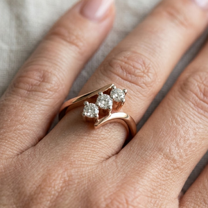 Bague en or rose sertie de trois diamants |   Bague en or rose 14 carats pour femme, cadeau d'anniversaire |   Cadeau de bijoux de luxe pour un anniversaire de créateur - Product Image 2