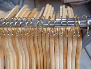 Perchas de Madera Natural con Ganchos Metálicos, Organizador Clásico para Armario, Paquete al por Mayor - Product Image 3