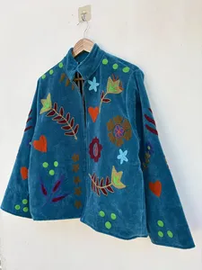 Chaqueta de terciopelo azul verdoso hecha a mano para mujer con bordado floral de corazones y cremallera frontal, abrigo de invierno tipo Oveoat - Product Image 5