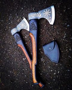 ขวานทอมฮอว์คเกรดอุตสาหกรรม THEWIZ CRAFTS ทำมือ ตีขึ้นรูปด้วยมือ ทำจากเหล็กกล้าคาร์บอนสูง ใบมีดสลักลายด้วยมือ พร้อมปลอกหนังอย่างดี - Product Image 2