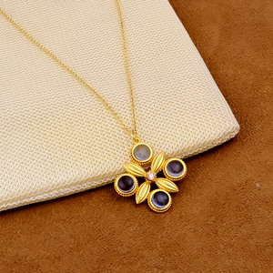 Collier pendentif trèfle El Joyero en topaze bleu clair à quatre serties, en laiton plaqué or, avec chaîne à maillons ajustable, cadeau vintage pour femme - Product Image 1