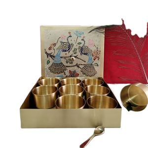 Caja de Masala Cuadrada de Latón de Primera Calidad con Tapa con Grabado Floral y Cuchara, Organizador Redondo de Especias para la Cocina del Hogar - Product Image 1