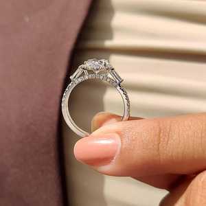Anillo de compromiso clásico con halo de moissanita ovalada brillante de 2 quilates, plata 925 original, joyería para fiesta de boda para ella - Product Image 5