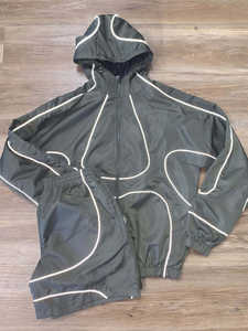 Conjunto de Chaqueta y Pantalones Cortos Deportivos para Hombre con Logotipo Personalizado, Cortavientos Reflectante con Ribete Completo de Poliéster y Nailon - Product Image 3