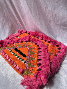 Pochette tribale perlée artisanale avec franges roses et accents de coquillages cauris, sac à main textilène bohème pour femme - Product Image 4