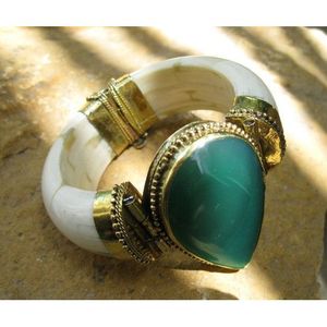 Brazaletes Clásicos de Hueso y Latón con Ágata Natural, Estilo Atemporal, Accesorios de Moda de Cristal - Product Image 3