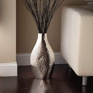 Florero de metal de calidad estructurado para arreglos estéticos que realza de forma hermosa las flores y la follaje. - Product Image 6