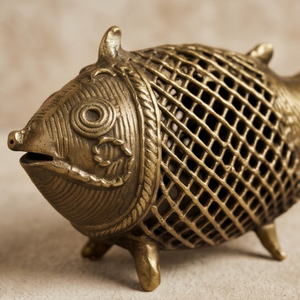 Figurine de poisson courbée en laiton Dhokra de style antique de qualité supérieure pour la décoration de la maison et du bureau à prix de gros - Product Image 5