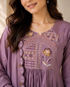 Conjunto de Kurti ligero de diseño de última generación con bordados de primera calidad para damas, disponible a un precio asequible desde India. - Product Image 2
