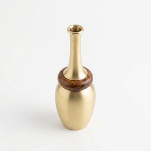 Jarrón de latón satinado hecho a mano de 5 cm con cinturón de madera y collar de sheesham para decoración del hogar, hoteles, bodas, mesas y regalos. - Product Image 3