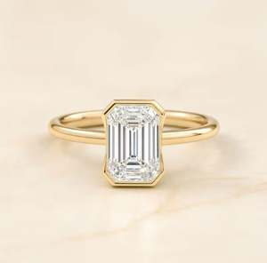 Anillo de compromiso de lujo de moissanita de 2 CT con corte esmeralda, moderno, con engaste de media montura, de plata, estilo vintage Art Deco, minimalista, solitario, tercero. - Product Image 3