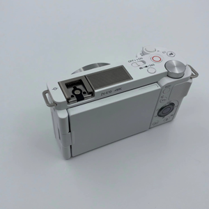 กล้องมิเรอร์เลส Sony ZV-E10 มือสอง สำหรับสร้างคอนเทนต์ 4K ความละเอียด 24MP ตัวกล้องทำจากแมกนีเซียมอัลลอย ใช้โปรเซสเซอร์ BIONZ X รับประกัน 1 ปี - Product Image 5