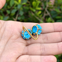 Bague ajustable tendance en laiton plaqué or 18 carats avec pierre turquoise bleue, double pierre sculptée à la main et bande torsadée ouverte
