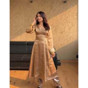 Conjunto de traje Salwar de satén rojo y verde de diseñador con doble dupatta - Product Image 1