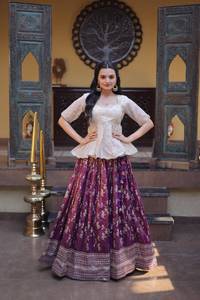 Falda Lehenga Estampada de Diseñador para Mujer con Top Peplum Bordado, Ropa Étnica Tradicional, Ropa de Fiesta, Atuendo Indio Fusionado - Product Image 3