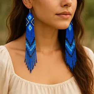 Pendientes Elegantes de Calidad, Tejidos a Mano con Cuentas de Plumas Azules, Joyería Bohemia del Suroeste, Ideales para Navidad y Fiestas - Product Image 1