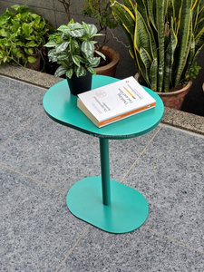Mesa Auxiliar Delgada con Pedestal para Reposabrazos de Sofá – Mesa Lateral Compacta con Acabado Negro Mate para Salas de Estar de Suites de Hotel - Product Image 3