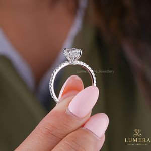 Anillo minimalista con diamante de corte esmeralda cultivado en laboratorio, certificado por IGI, con halo oculto, cuatro puntas en el centro y micro pavé. - Product Image 4