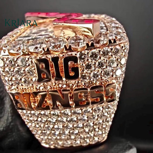 Anillo de cóctel de moissanita de oro rosa para hombre, con engaste pavé, estilo hip-hop, diseño de letras, texto de gran impacto empresarial - Product Image 3