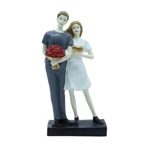Estatua moderna de pareja con ramo de rosas y corazón, figurita romántica de pareja para aniversario, regalo al por mayor para propuesta de compromiso - Product Image 3