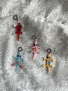Porte-clés brodé unique fait main avec des perles colorées, des points complexes et une finition artisanale magnifique - Product Image 4