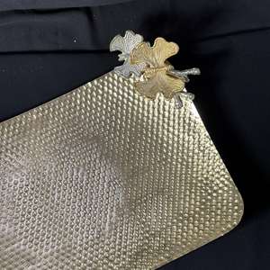 Bandeja de Servicio con Diseño de Mariposa Martillada, para Hotel, Restaurante y Fiestas, Bodas, Hecha a Mano, en Dorado y Plateado, de Doble Tono, de Lujo - Product Image 1