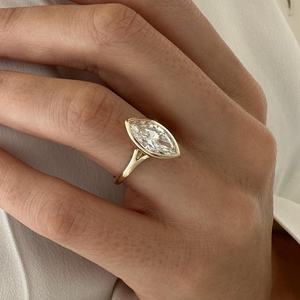 Anillo de compromiso de 2 quilates con diamante marquesa creado en laboratorio, engaste de bisel, tallo dividido, oro de 14k, certificado IGI - Product Image 4